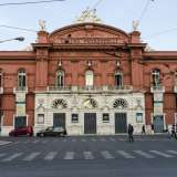 La facciata si estende per quasi venti metri di ampiezza e l�edificio � articolato su due livelli, diviso nella parte centrale in due blocchi di colore: il bianco e rosso che sembrano richiamare lo stemma della citt�